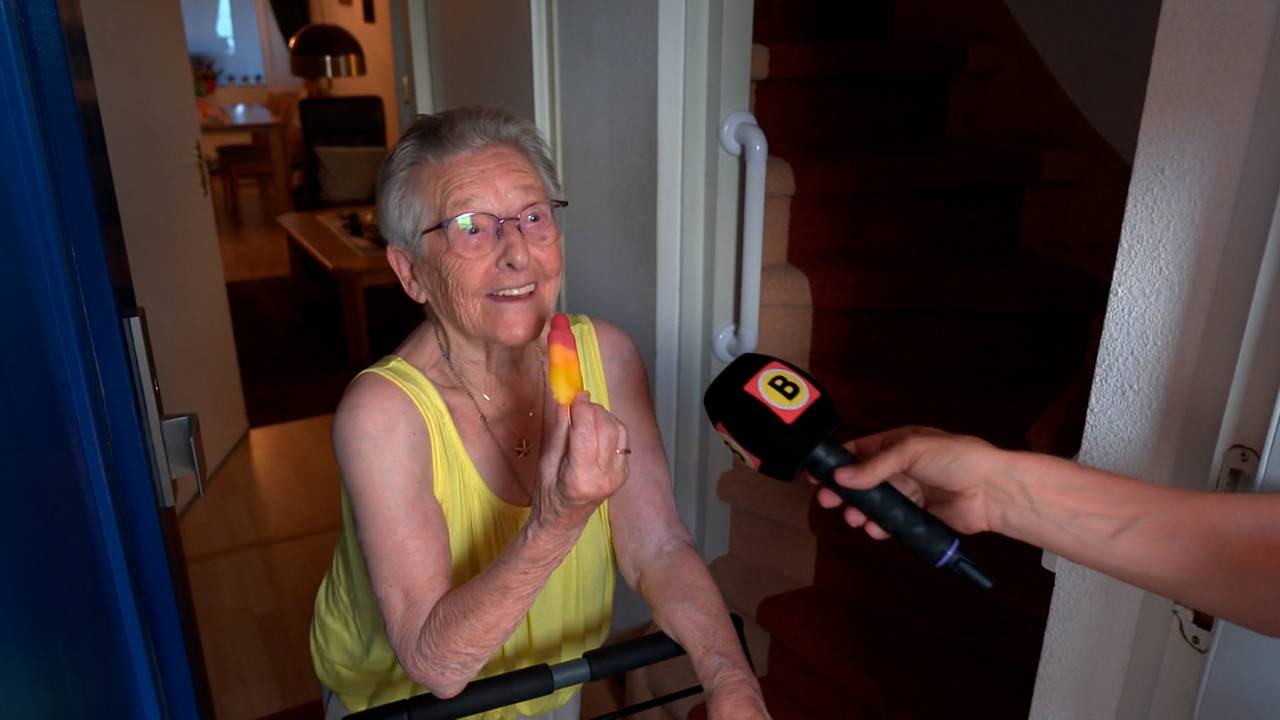 Nellie krijgt een ijsje in Dungen (foto: Omroep Brabant).