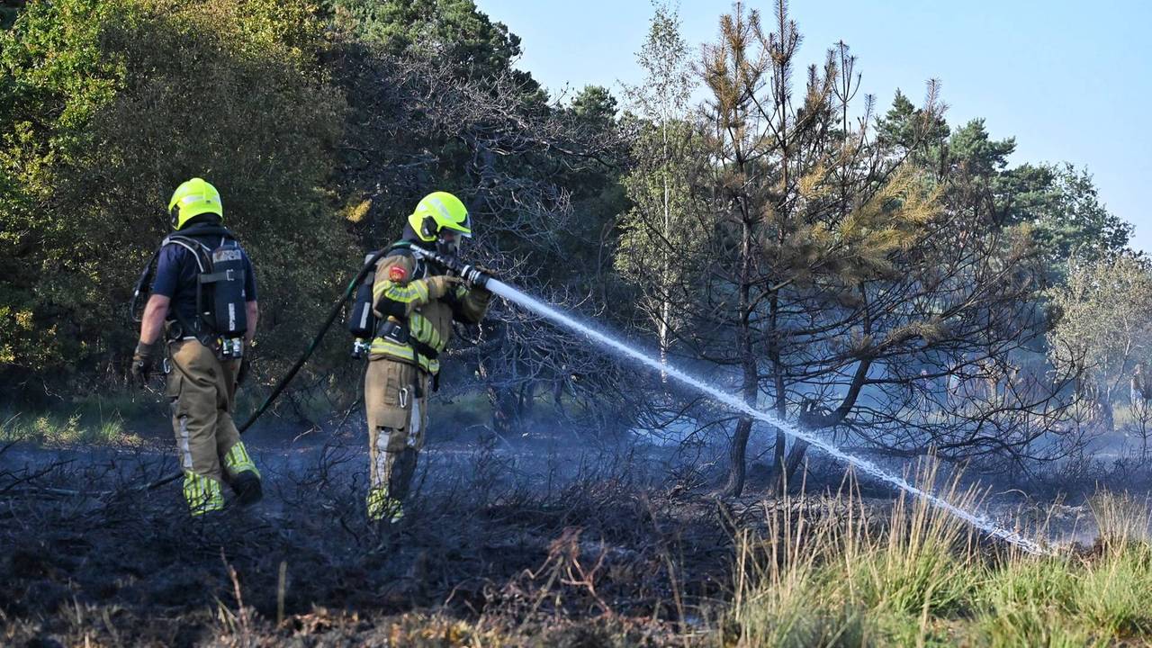 De brandweer schaalde groot op voor de heidebrand. (Foto: Toby de Kort / Persbureau Heitink.)