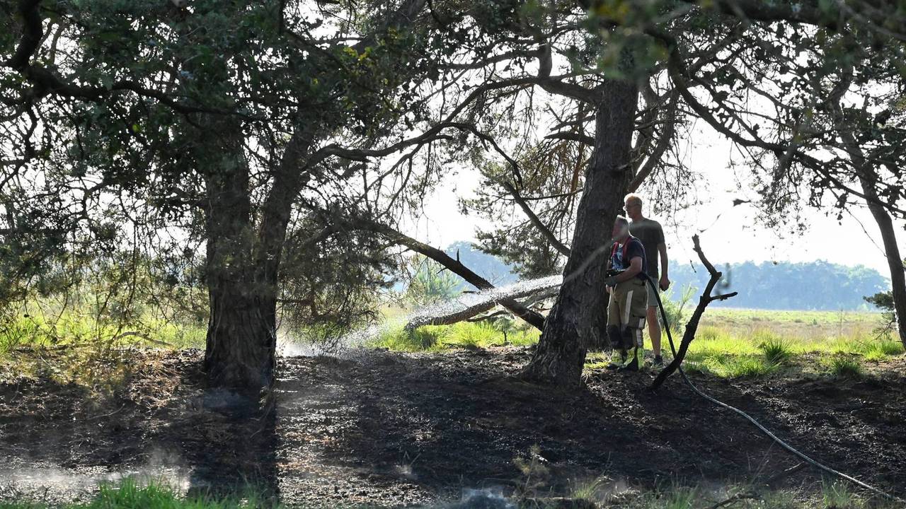 De brandweer schaalde groot op voor de heidebrand. (Foto: Toby de Kort / Persbureau Heitink.)