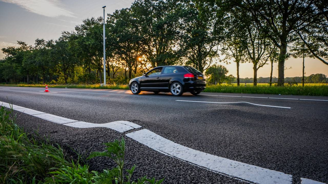 Het wegdek is door de hitte omhoog gekomen. (Foto: SQ Vision.)