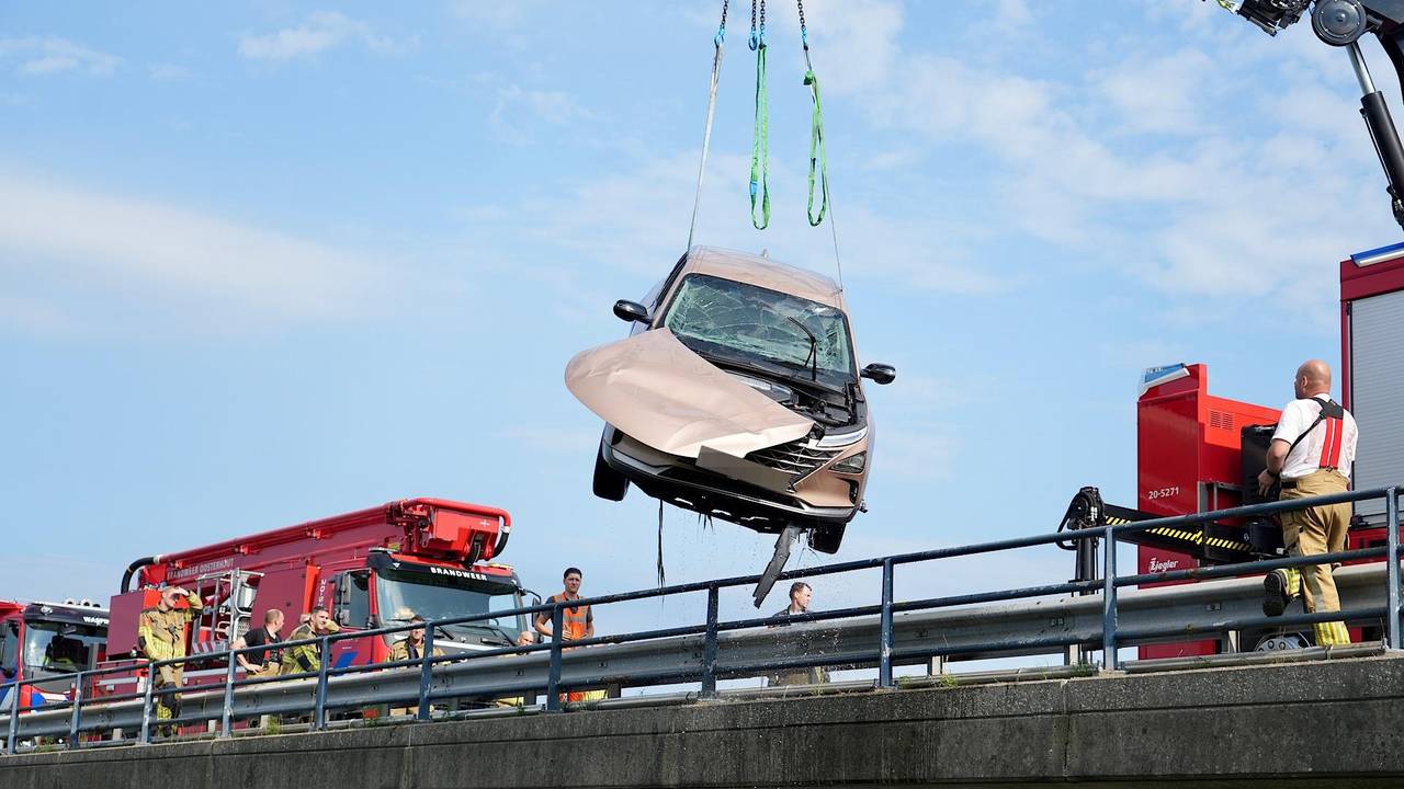 Auto belandt in het water naast da a59 (foto: Jeroen Stuve / Persbureau Heitink).
