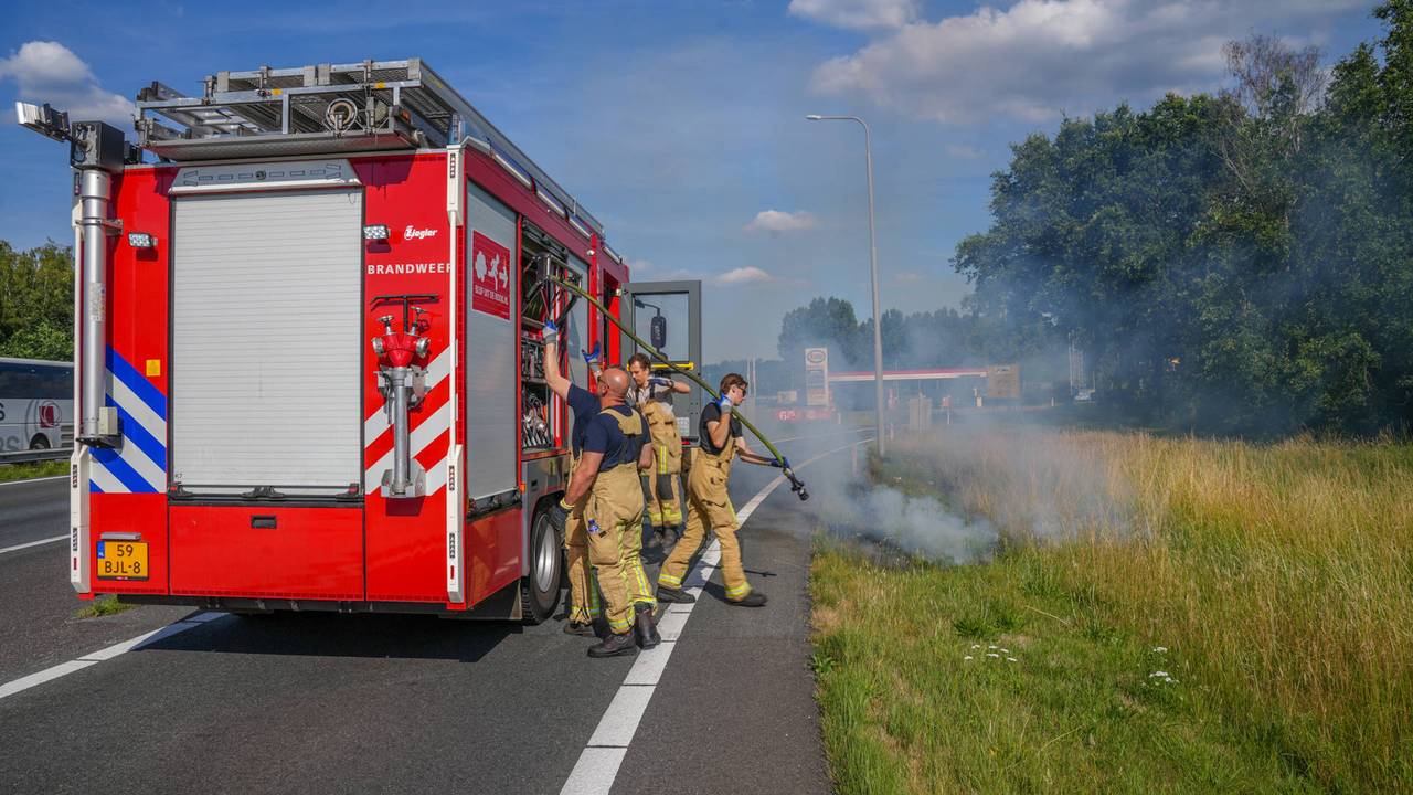 Afrit van tankstation op A67 afgesloten door bermbrand