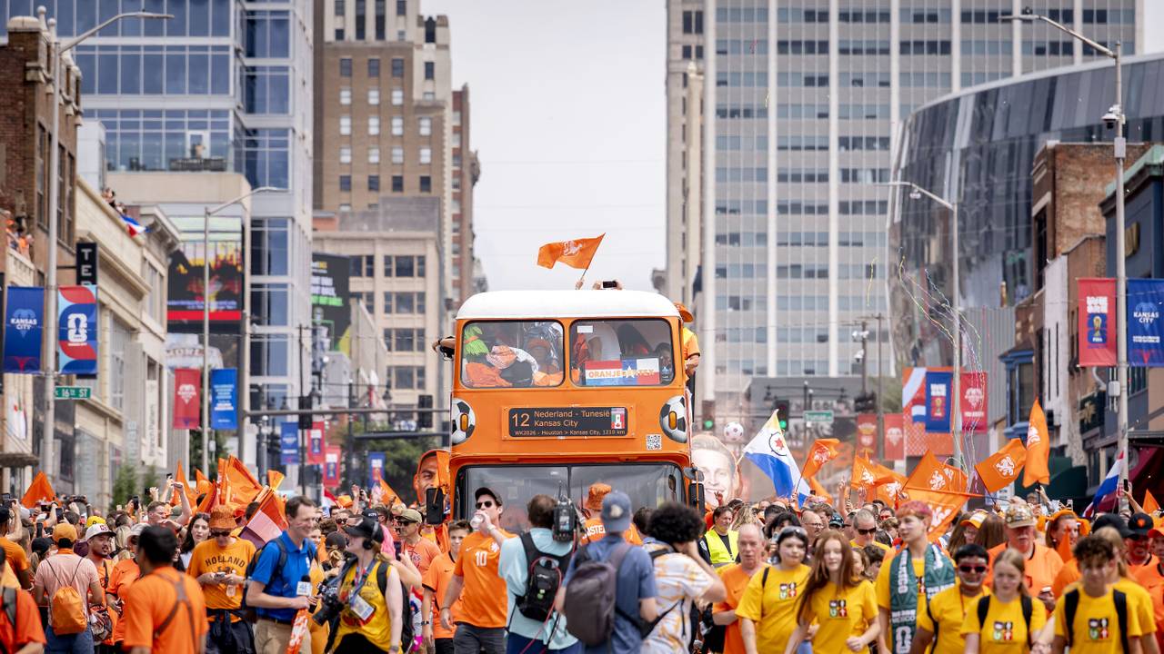 De Oranjebus leidt de oranjemars voor de wedstrijd Nederland - Tunesië (Foto: ANP).