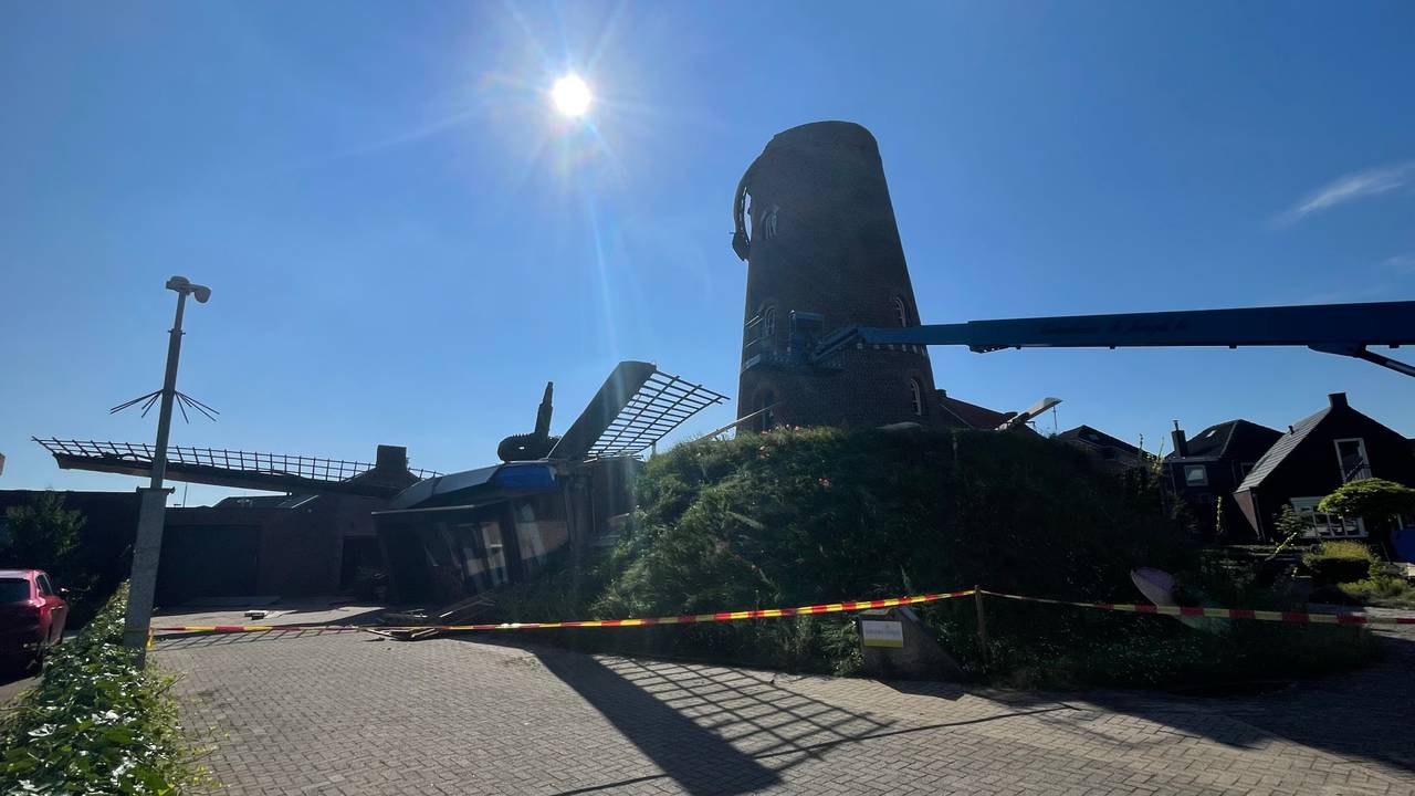 Bij daglicht is de schade aan de molen in Veldhoven goed te zien (foto: Ronny Balk).