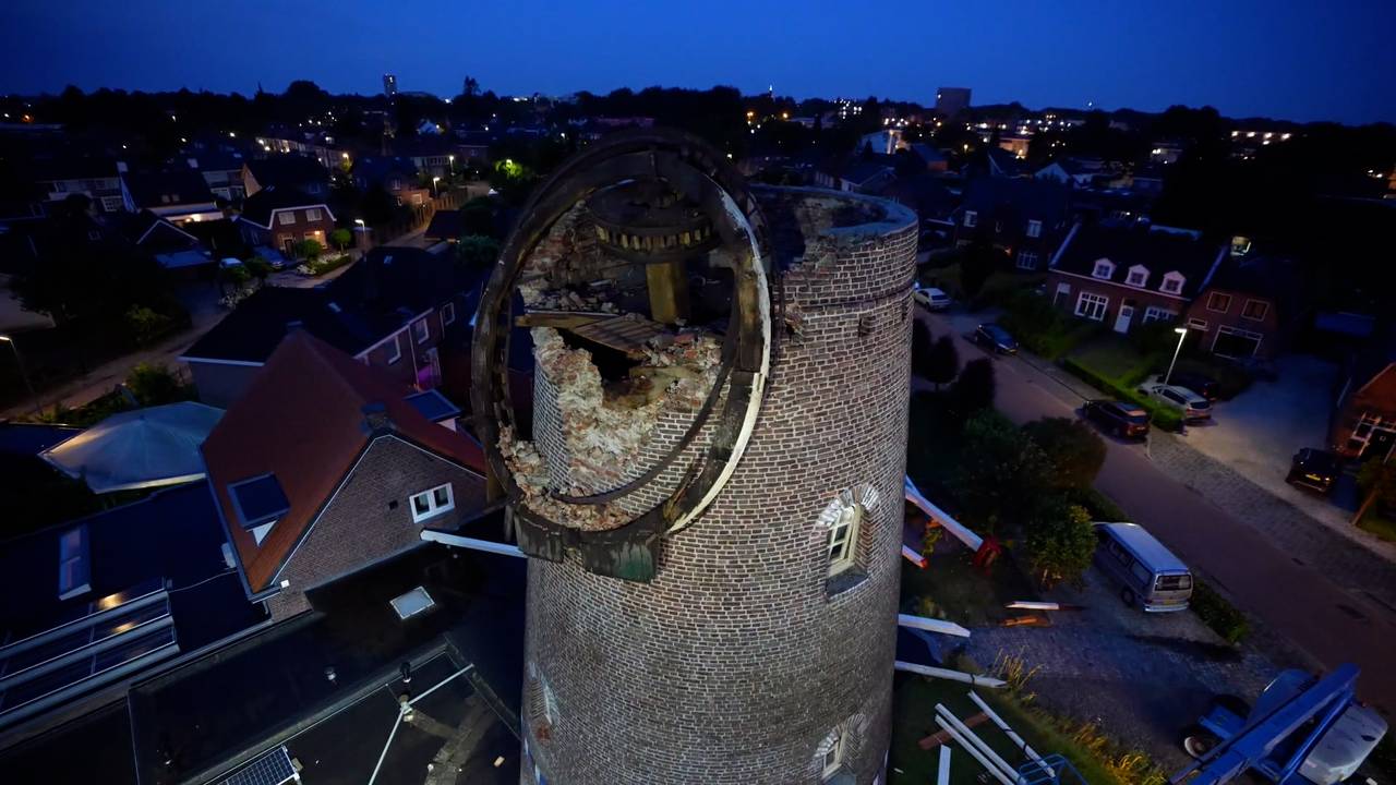 Noodweer verwoest monumentale molen, kap met wieken naar beneden gekomen