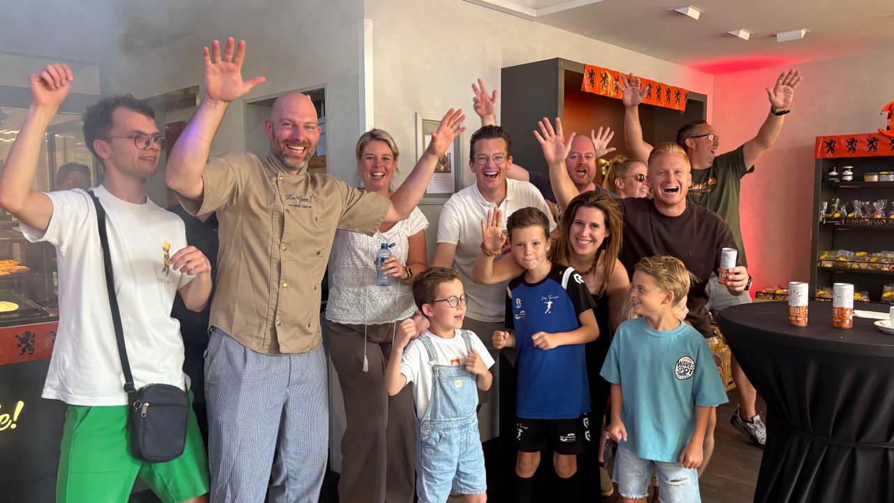 Er werd enthousiast gefeest in de bakkerij in Drunen (Foto: Imke van de Laar)