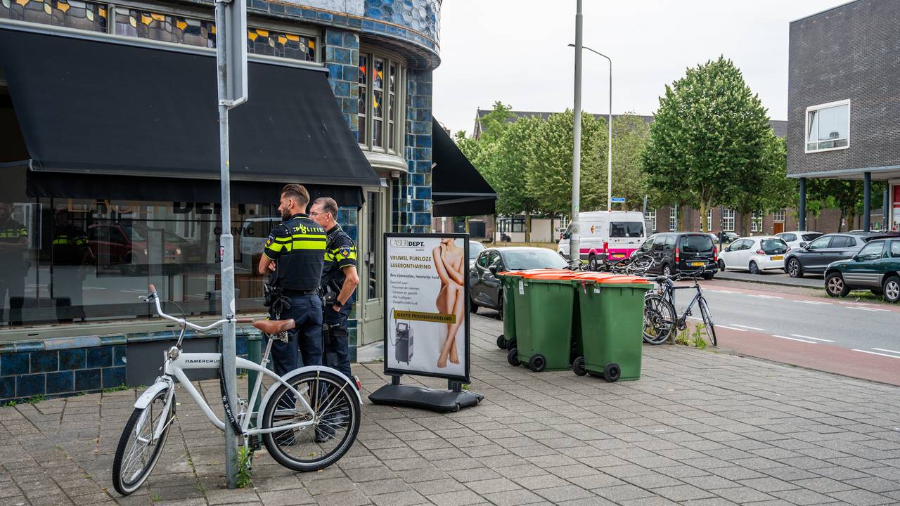 Man doet greep uit kassa van laserontharingskliniek aan de Haagweg in Breda (foto: Tom van der Put/Persbureau Heitink).