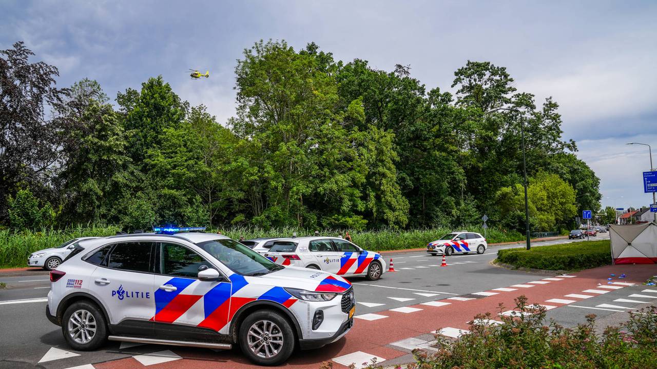 Een traumahelikopter landde in de buurt van het ongeluk (foto: Dave Hendriks / Persbureau Heitink).