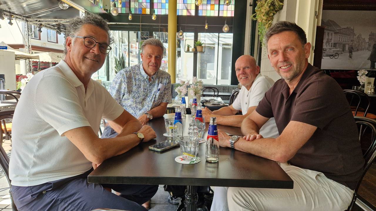 De organisatie van Daags na de Tour aan tafel (links) met twee wielermakelaars (rechts) (foto: Tom Berkers).