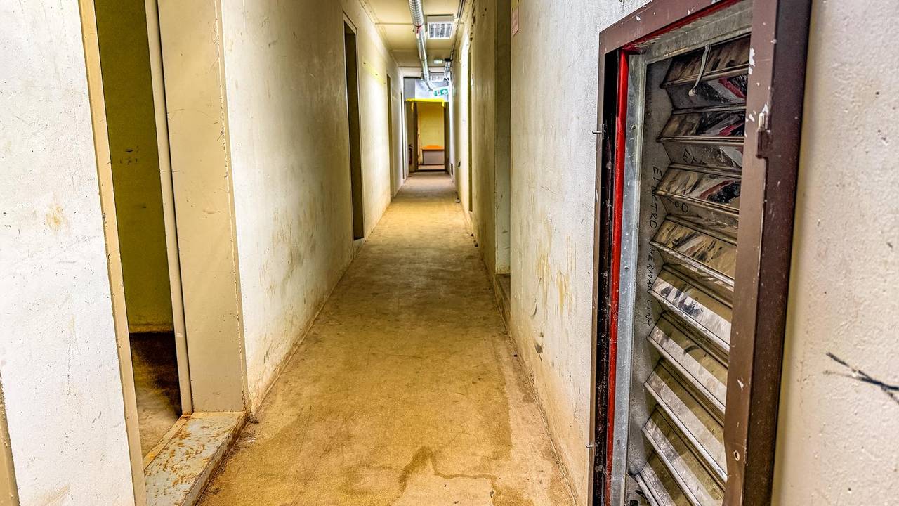 Een van de lange gangen in de noodzetel in Tilburg (foto: Alain Heeren)