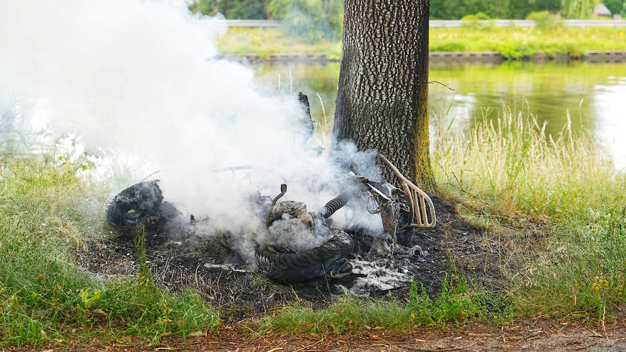 Een scooter vloog in brand in Dongen (foto: Jeroen Stuve/Persbureau Heitink)