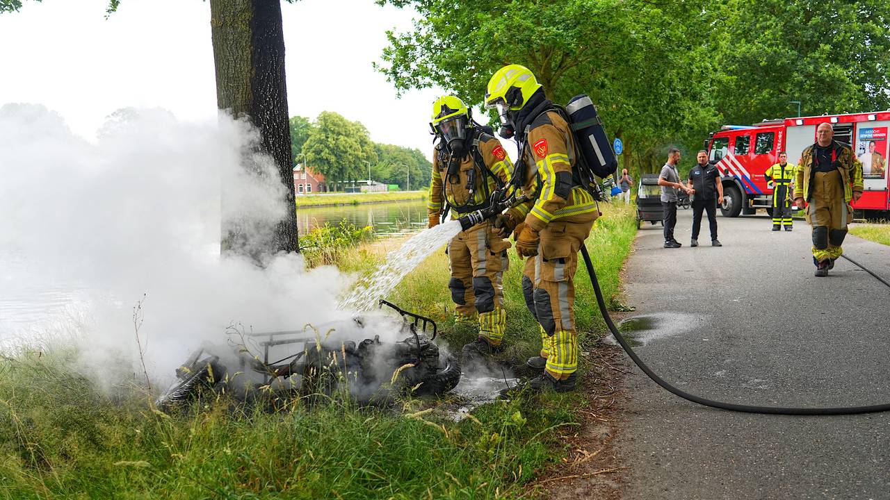 Een scooter vloog in brand in Dongen (foto: Jeroen Stuve/Persbureau Heitink)