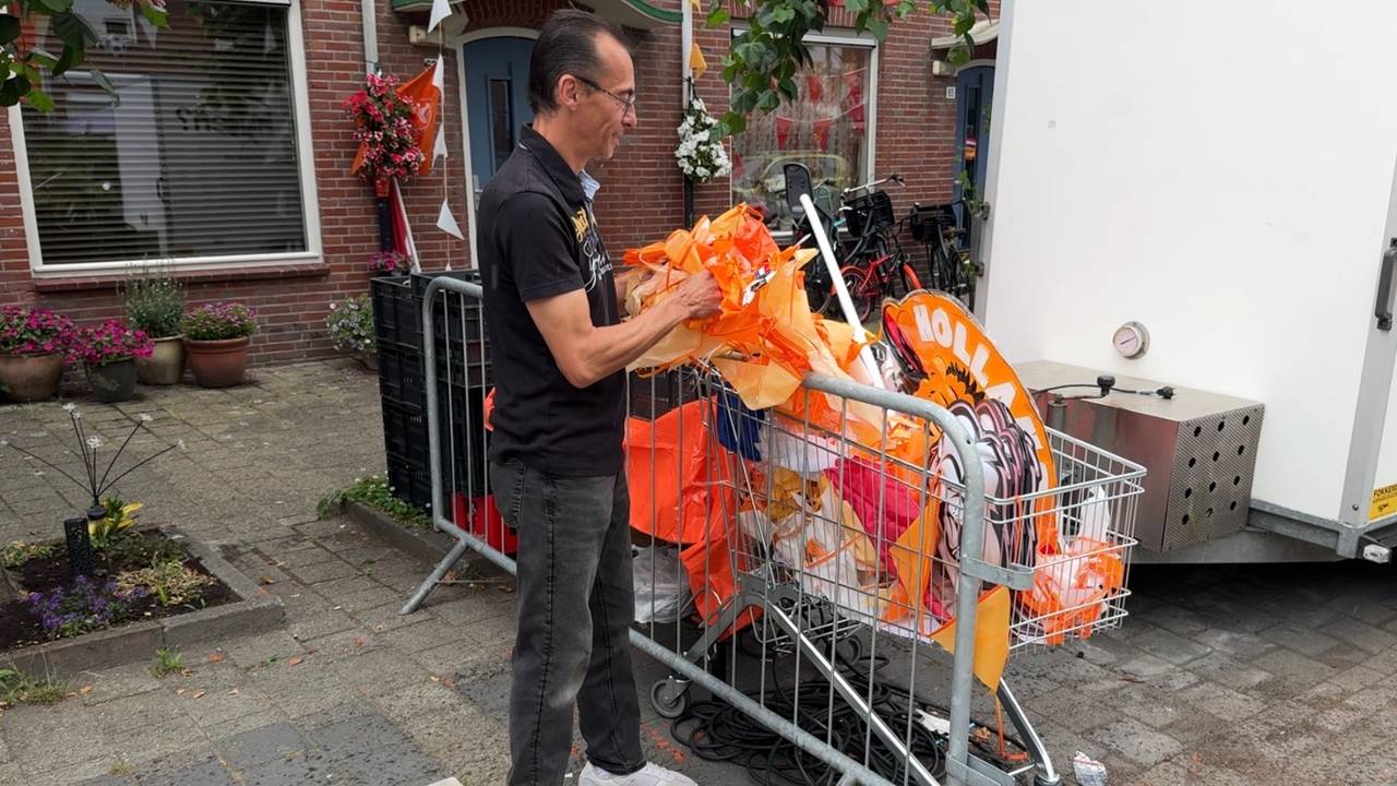 Christiaan de Leij ruimt de oranje versiering op (foto: Jan Peels).