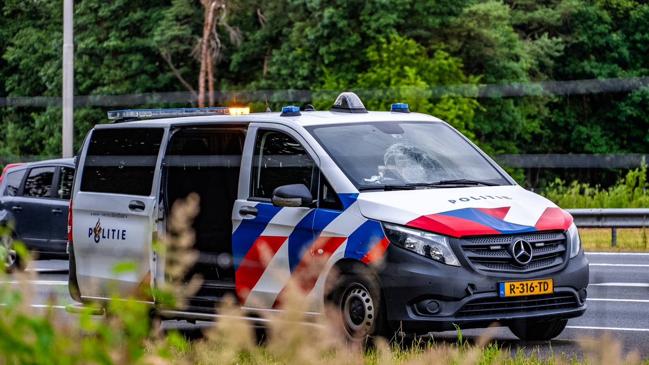 De voorruit van het politiebusje is beschadigd na de aanrijding (foto: Lucas Lammers/Persbureau Heitink).