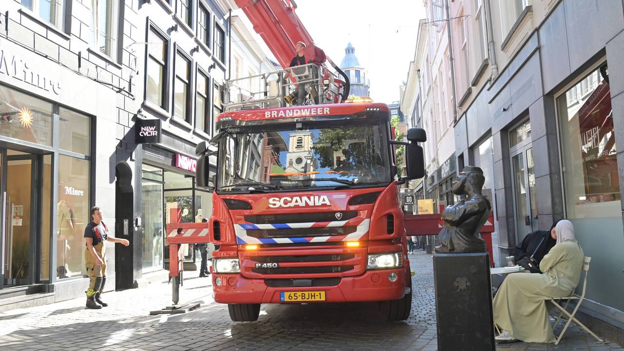 De hoogwerker stond midden in de winkelstraat (foto: Perry Roovers/Persbureau Heitink).