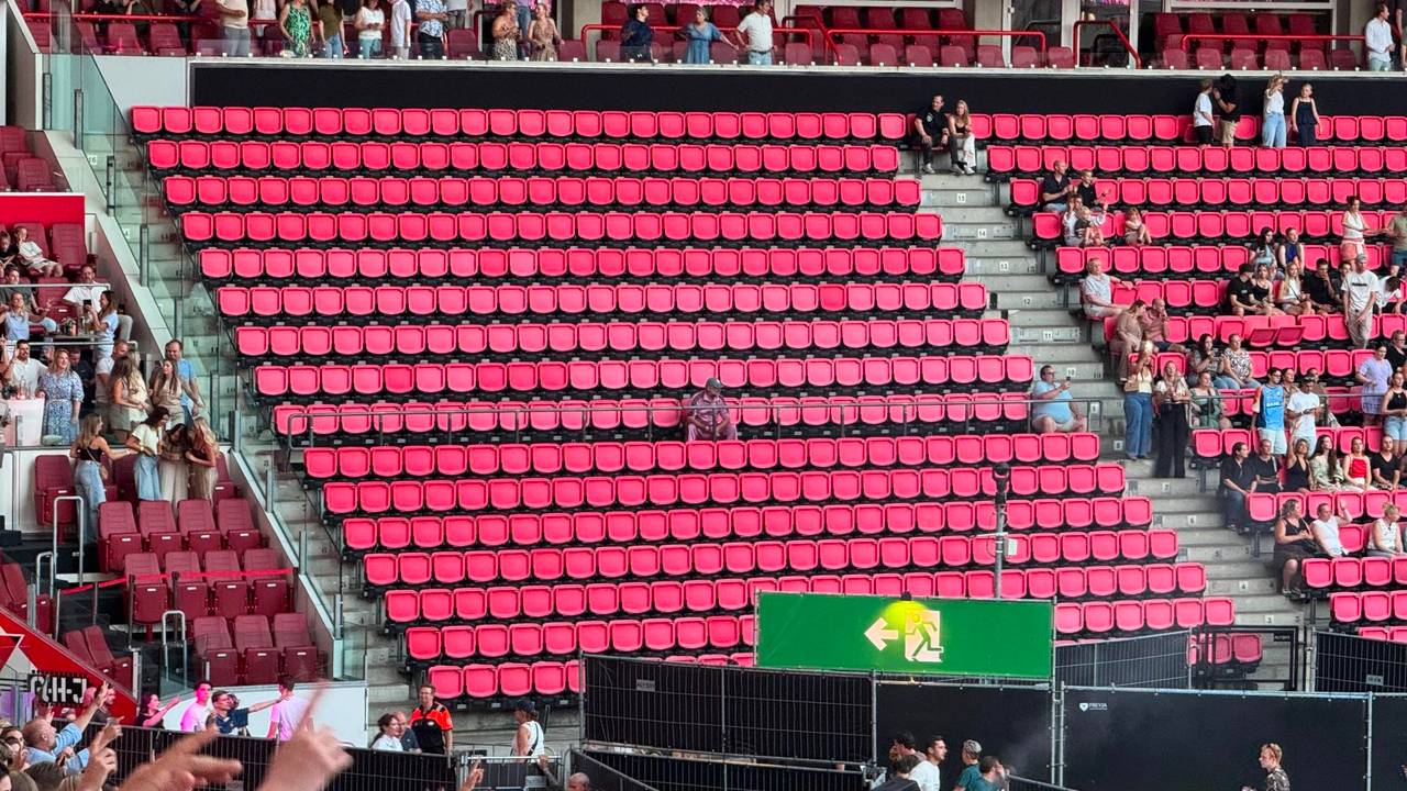 Deze man kocht alle stoelen in dit vak om de organisatie te steunen (foto: Omroep Brabant).
