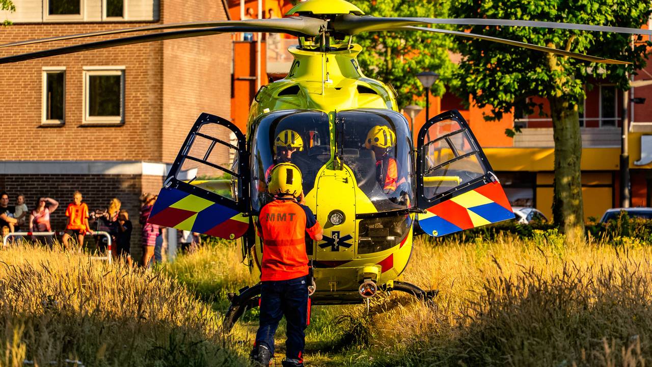 Traumahelikopter landt voor gevallen fietser in Grave
