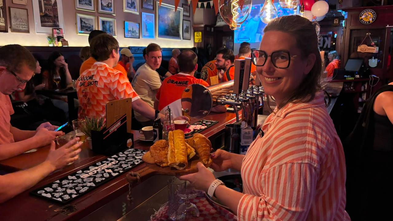 Kroegbaas Maaike Matthijssen organiseerde het Oranje-ontbijt