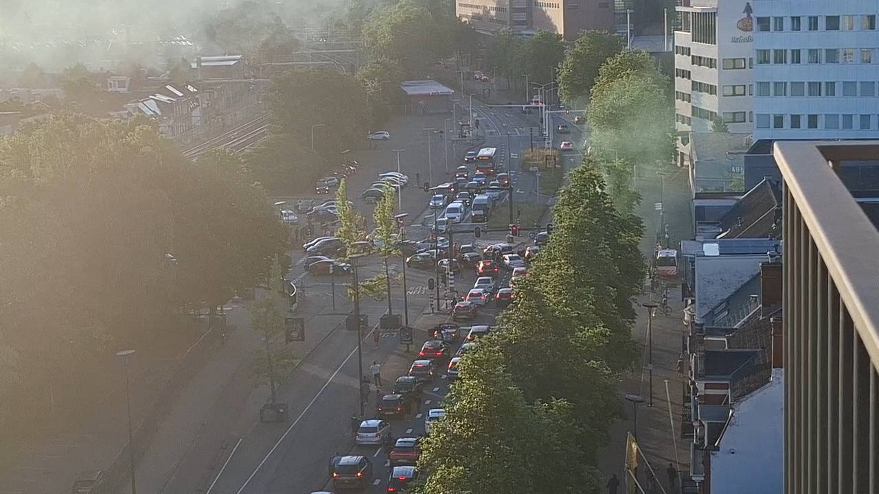 Toeterende Marokkaanse automobilisten in Tilburg na de WK-zege op Oranje.