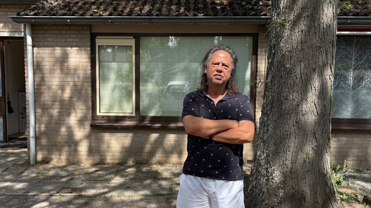 Greg Cardon heeft voor zijn huis een boom die voor overlast zorgt (foto: Rogier van Son). 
