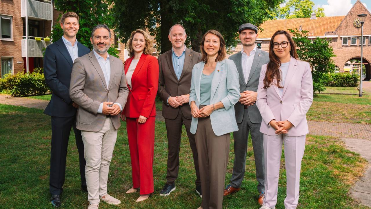 Nieuwe college van Tilburg met vlnr Niels Stappershoef, Yusuf Çelik, Anne Veldhoven, Bas van der Pol, Evelien Kostermans, Maarten van Asten en Hülya Kat (foto: gemeente Tilburg)