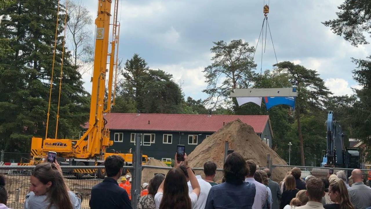 De bouw van een nieuw pand wordt feestelijk afgetrapt (foto: Pieter Soethout).