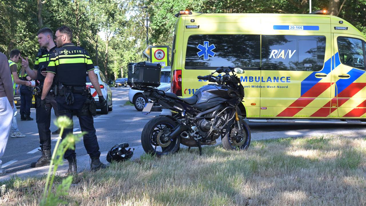 Een motorrijder en een lesauto botsten woensdagavond op elkaar in Etten-Leur.