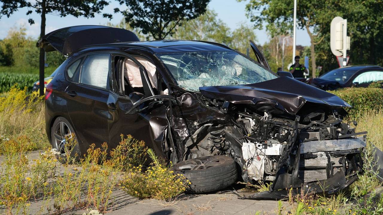 Ravage na ongeluk in Tilburg: twee gewonden en auto's volledig in de prak