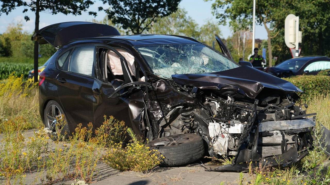 Ravage na ongeluk in Tilburg: twee gewonden en auto's volledig in de prak