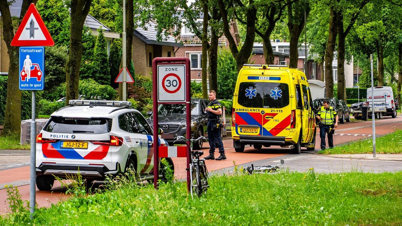 Fietser botst met auto in Oss, voorwiel van fiets breekt af