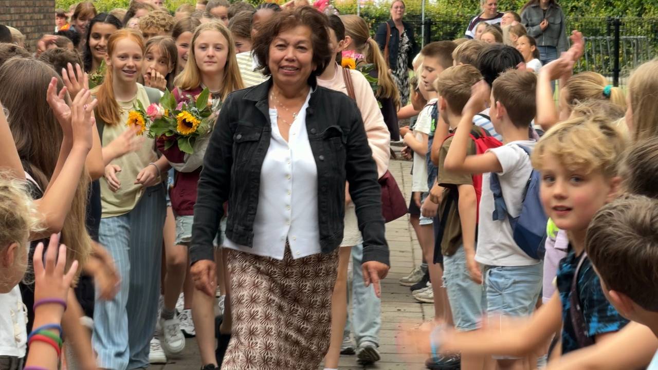 Juf Paula kreeg een groots afscheid na 47 jaar voor de klas (foto: Omroep Brabant)