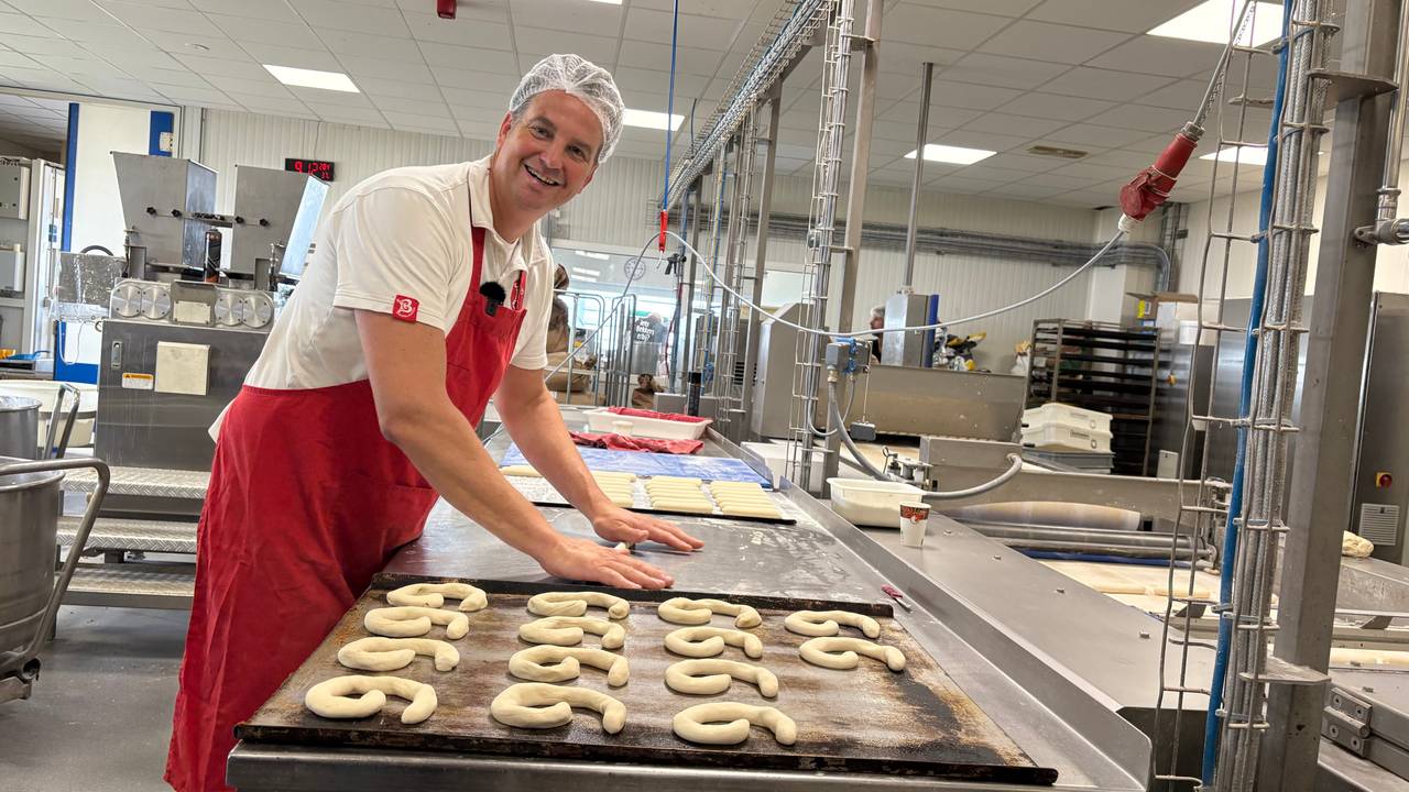Bakker Alexander in de weer met de worstenbroodjes in de vorm van een G (foto: Ruud Ritzen).