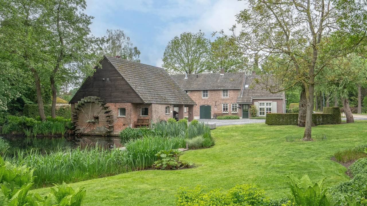 De Stevertse Watermolen en het voormalige pakhuis (foto: Verhagen Makelaars).
