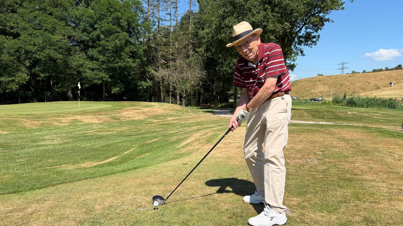 Chris Fokker (95) loopt nog wekelijks 18 holes op de golfbaan 