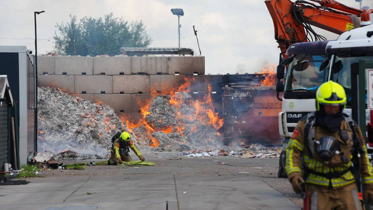 Samengeperst papier in brand bij opslag in Kaatsheuvel, moeilijk blussen