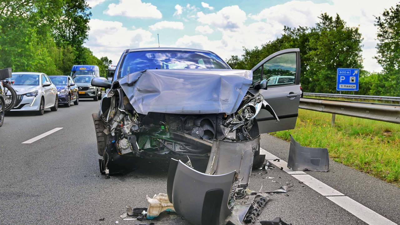 Meerdere auto's botsen op A2 bij Maarheeze, bestuurder naar ziekenhuis