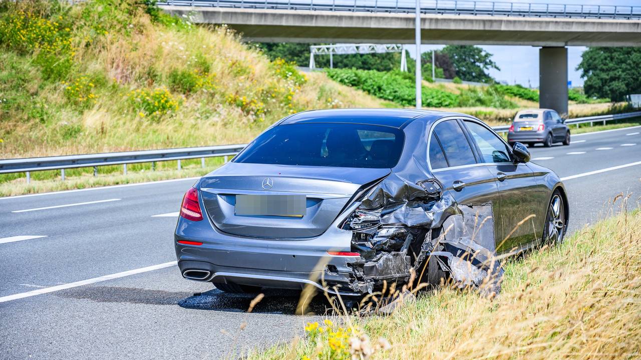 Twee auto's botsen op elkaar op A58 bij Breda