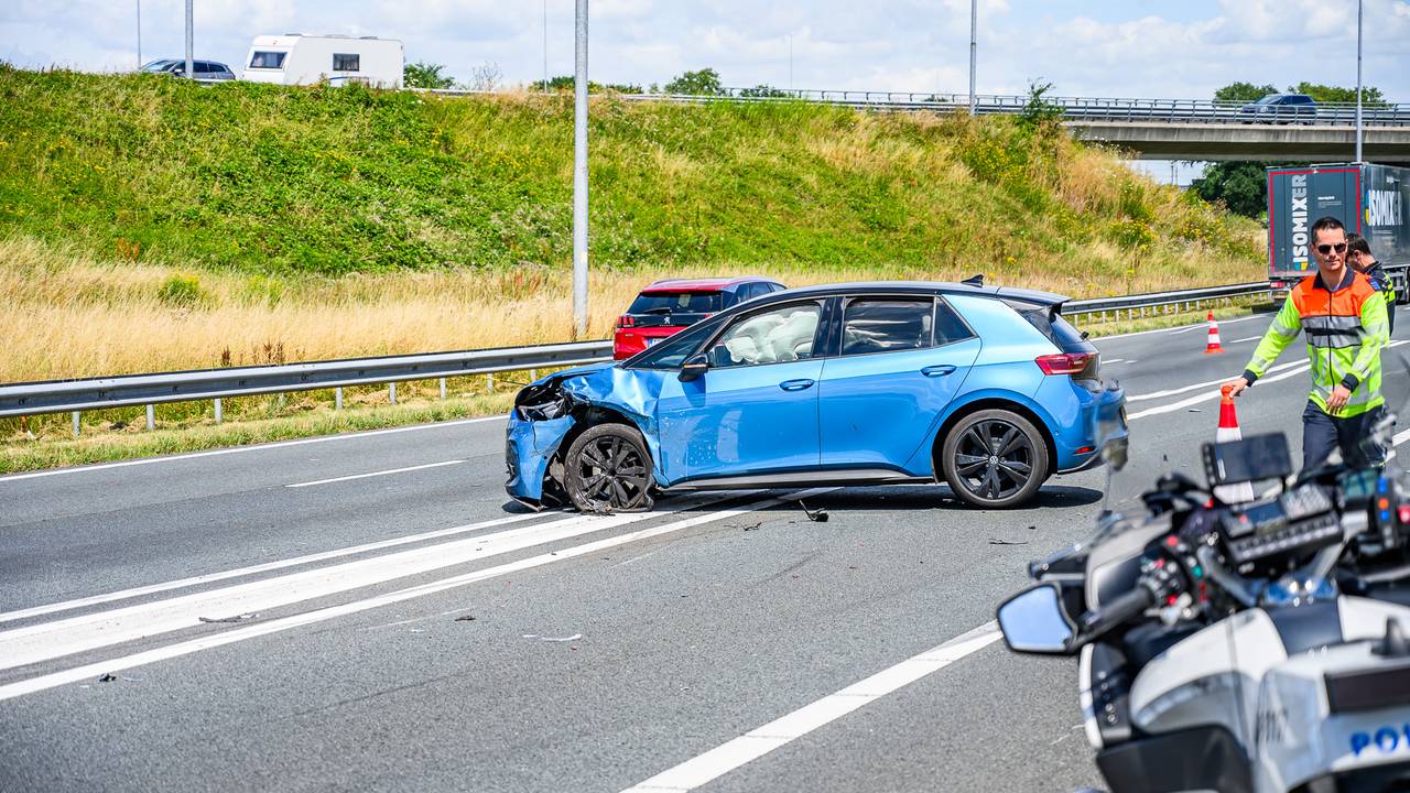 Twee auto's botsten tegen elkaar bij knooppunt Princeville bij Breda (foto: Tom van der Put/Persbureau Heitink)