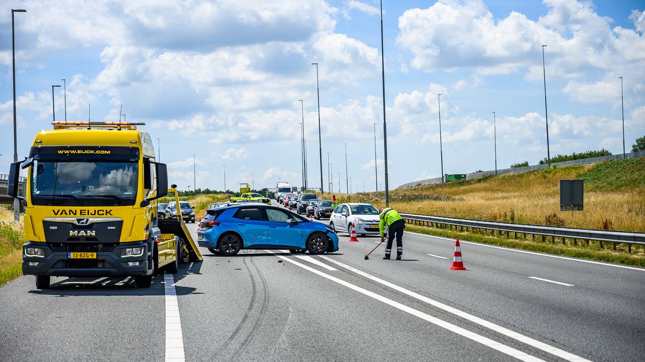 Twee auto's botsten tegen elkaar bij knooppunt Princeville bij Breda (foto: Tom van der Put/Persbureau Heitink)