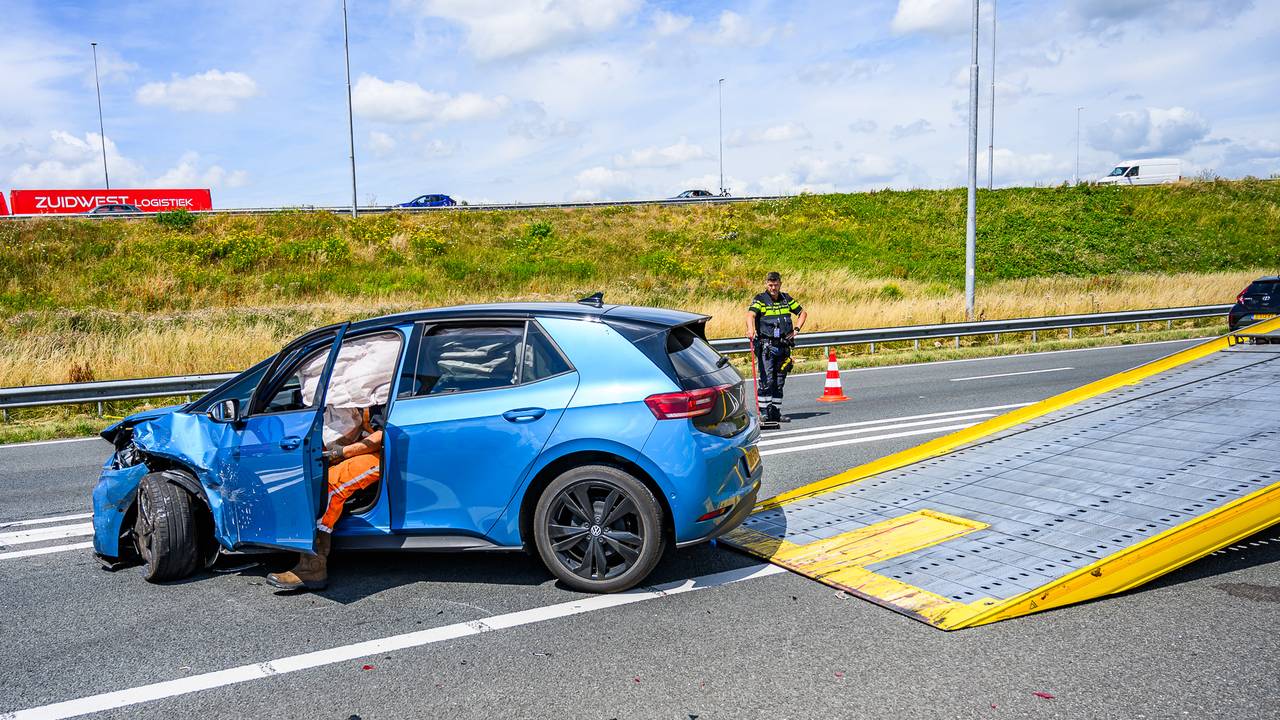 Twee auto's botsten tegen elkaar bij knooppunt Princeville bij Breda (foto: Tom van der Put/Persbureau Heitink)
