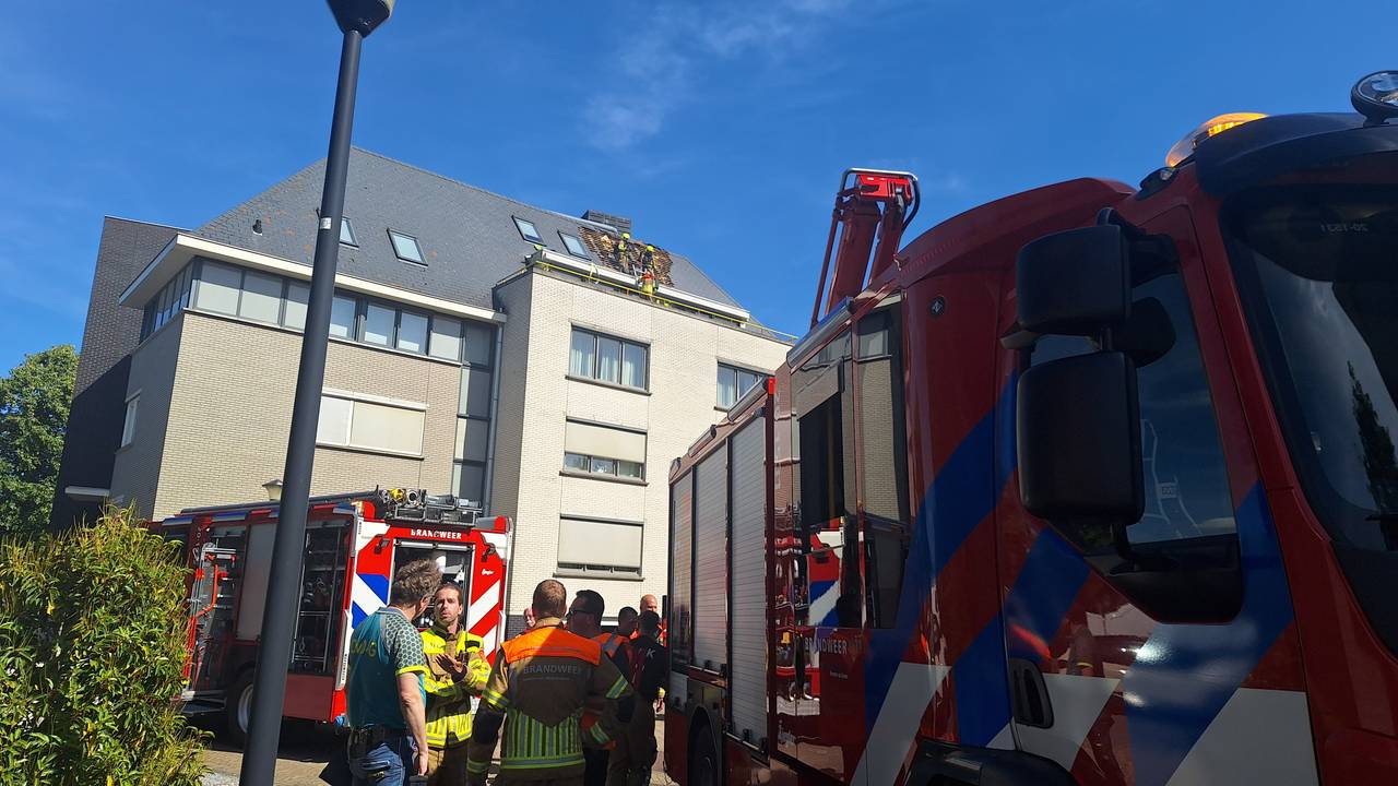 Bij een brand in een appartementencomplex in Halsteren moest het dak worden gesloopt (foto: Remco de Ruijter/Persbureau Heitink)