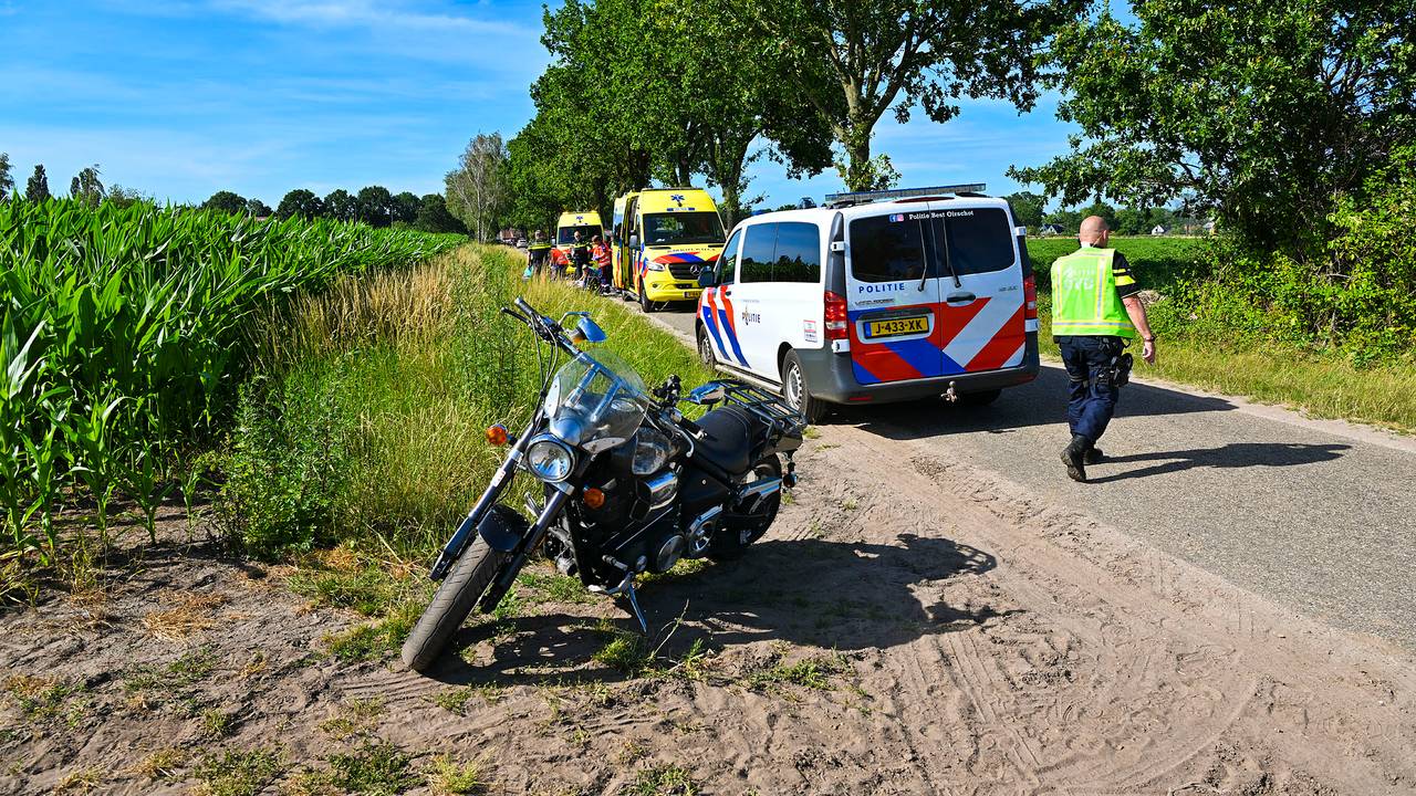 Een motorrijder raakte ernstig gewond in Luyksgestel (foto: Rico Vogels/Persbureau Heitink)