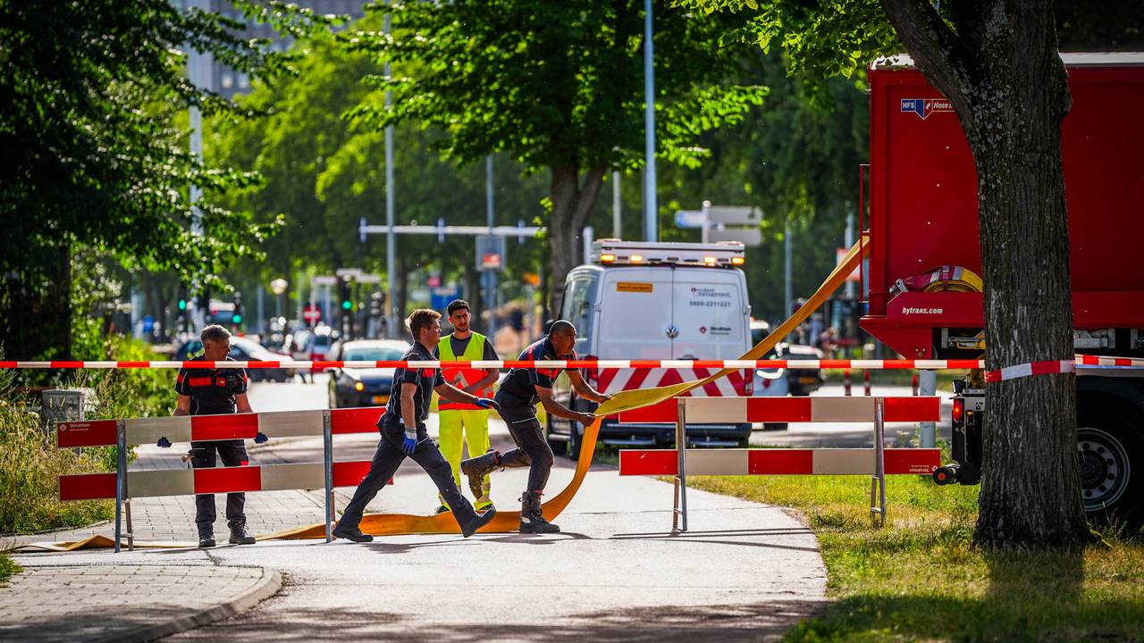 Een sloot in Eindhoven veroorzaakte veel stank. Het water wordt vervangen (foto: Persbureau Heitink)