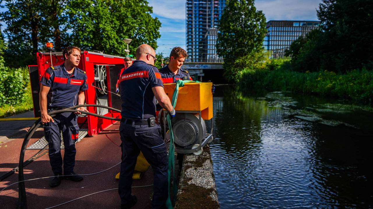 Een sloot in Eindhoven veroorzaakte veel stank. Het water wordt vervangen (foto: Persbureau Heitink)