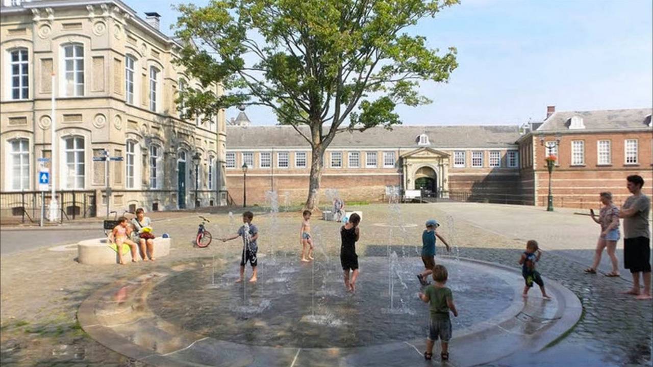 Kinderen spelen met water in de hitte in Breda (foto: Henk Voermans). 
