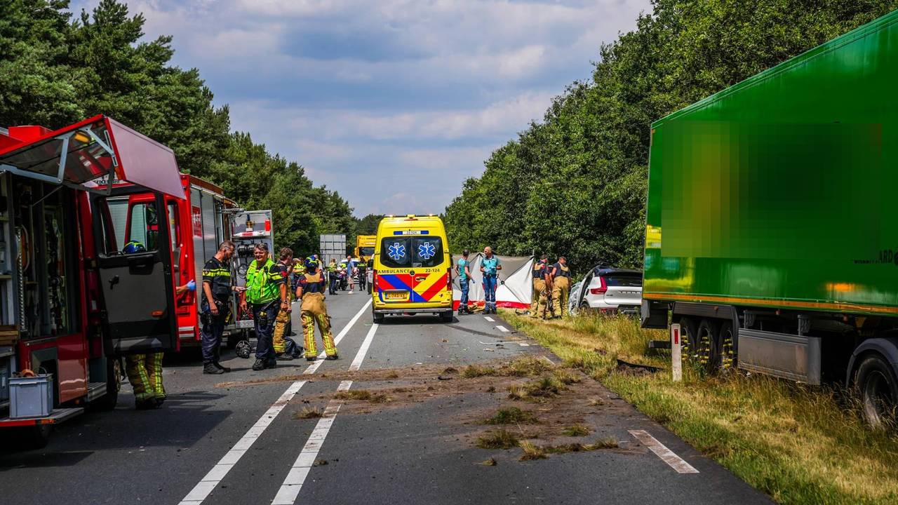 De klap was enorm, de auto raakte zwaar beschadigd. (Foto: Dave hendriks / Persbureau Heitink.)