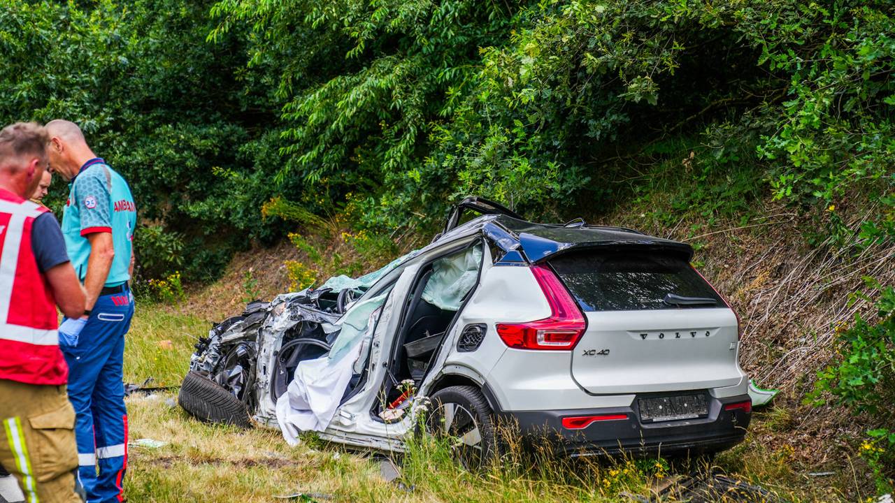 De klap was enorm, de auto raakte zwaar beschadigd. (Foto: Dave hendriks / Persbureau Heitink.)