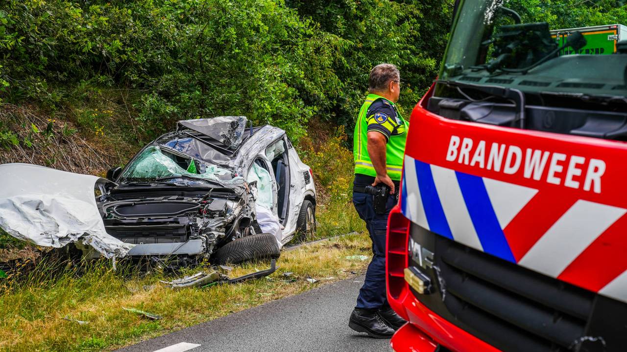 De klap was enorm, de auto raakte zwaar beschadigd. (Foto: Dave hendriks / Persbureau Heitink.)