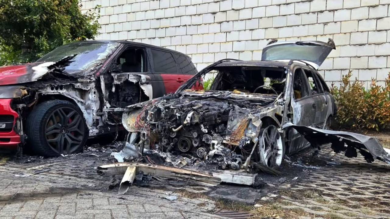 De politie denkt dat deze autobrand in Best is aangestoken (foto: Politie Best-Oirschot).