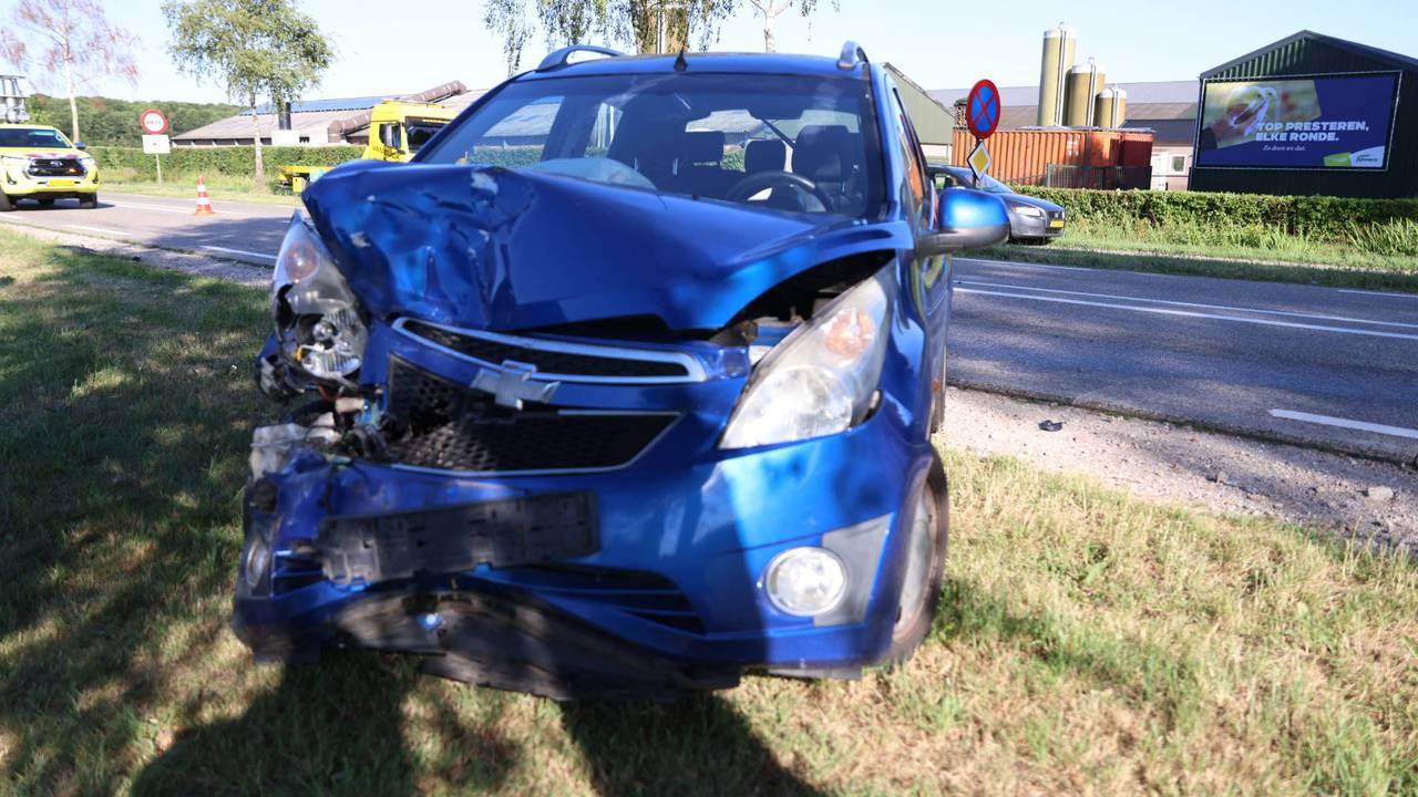 Vier auto's botsen op elkaar in Odiliapeel